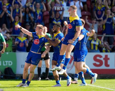Warrington Wolves oyuncuları, 19 Mayıs 2024 'te İngiltere' nin başkenti St Helens 'te oynanan Betfred Challenge Cup yarı final maçında Warrington Wolves' a karşı oynadıkları maçı Warrington Wolves 'tan Matt Dufty ile kutluyor.