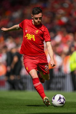 Liverpool 'dan Andrew Robertson Premier Lig maçı öncesinde Anfield, Liverpool' da Wolverhampton Wanderers 'a karşı 19 Mayıs 2024' te oynanan maç öncesi ısınma maçında 