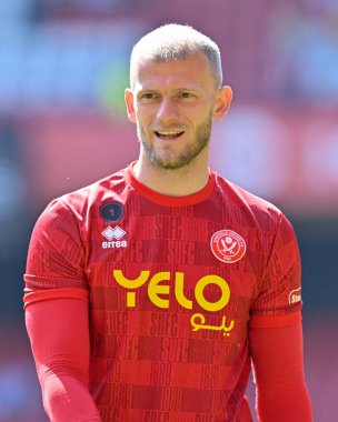 Sheffield United takımından Adam Davies, Premier League maçında Sheffield United 'ın Tottenham Hotspur' a karşı Bramall Lane, Sheffield, İngiltere 'de 19 Mayıs 2024' te oynadığı maçta ısındı. 