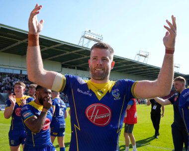 Warrington Wolves takımından Lachlan Fitzgibbon, 19 Mayıs 2024 'te oynanan Betfred Challenge Kupası yarı final maçı sonrasında taraftarları selamlıyor.
