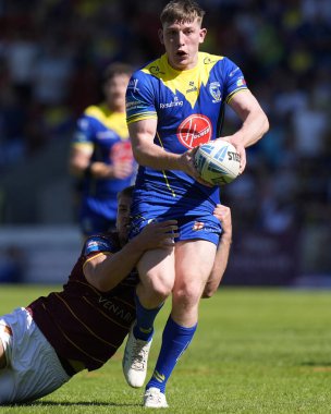 Warrington Wolves takımından Matty Nicholson, 19 Mayıs 2024 'te İngiltere' nin Wicked Stadyumu 'nda oynanan ve Huddersfield Giants' ın Warrington Wolves 'a karşı oynadığı Betfred Challenge Kupası yarı final maçında rakibini yere serdi.