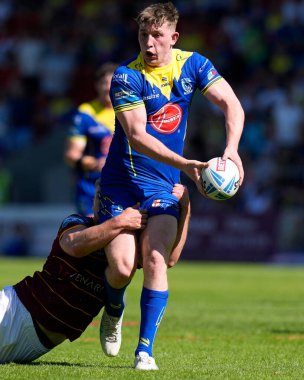 Warrington Wolves takımından Matty Nicholson, 19 Mayıs 2024 'te İngiltere' nin Wicked Stadyumu 'nda oynanan ve Huddersfield Giants' ın Warrington Wolves 'a karşı oynadığı Betfred Challenge Kupası yarı final maçında rakibini yere serdi.