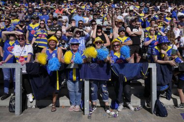 Warrington Wolves taraftarları 19 Mayıs 2024 'te İngiltere' de oynanan Wicked Stadyumu 'nda Huddersfield Giants ve Warrington Wolves maçında Betfred Challenge Kupası yarı final maçında kendi taraflarında tezahürat yaptılar.