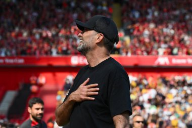 Liverpool 'un Jrgen Klopp Menajeri, 19 Mayıs 2024' te Anfield, Liverpool, İngiltere 'de oynanan Premier League maçı öncesinde taraftarlara bakıyor. 