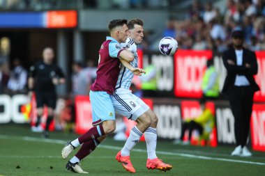 Dara O'Shea of Burnley and Chris Wood of Nottingham Forest battle for the ball during the Premier League match Burnley vs Nottingham Forest at Turf Moor, Burnley, United Kingdom, 19th May 2024