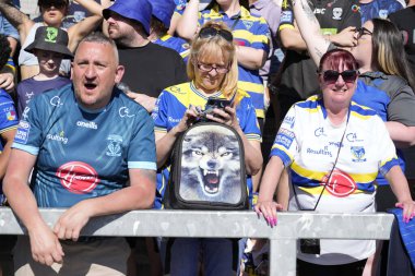 Warrington Wolves taraftarları 19 Mayıs 2024 'te İngiltere' de oynanan Wicked Stadyumu 'nda Huddersfield Giants ve Warrington Wolves maçında Betfred Challenge Kupası yarı final maçında kendi taraflarında tezahürat yaptılar.