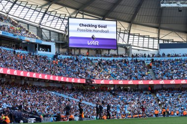 19 Mayıs 2024 'te Etihad Stadyumu' nda Manchester City ile West Ham United arasındaki Premier Lig maçının ilk yarısında West Ham United 'ın Muhammed Kudus' a atacağı hentbol maçını VAR kontrol ediyor.  