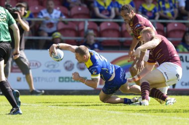 Warrington Wolves 'tan Matt Dufty, 19 Mayıs 2024' te İngiltere 'nin başkenti St Helens' te oynanan Betfred Challenge Kupası yarı final maçında Huddersfield Giants 'a karşı Warrington Wolves maçında gol atmak için çizgiyi geçti.