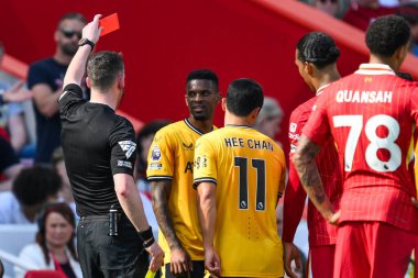 Hakem Chris Kavanagh, 19 Mayıs 2024 'te Anfield, Liverpool, İngiltere' de oynanan Premier League maçı sırasında Wolverhampton Wanderers 'a karşı Wolverhampton Wanderers maçında Wolverhampton Wanderers' dan Nlson Semedo 'ya kırmızı kart verdi. 