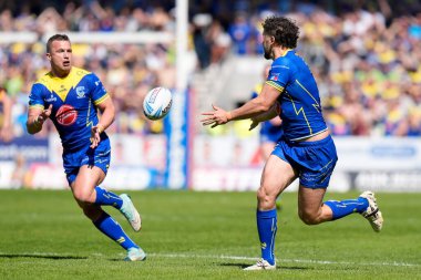 Toby King topu Warrington Wolves 'tan Josh Drinkwater' a atıyor. 19 Mayıs 2024 'te İngiltere' nin başkenti St Helens 'te oynanan Betfred Challenge Kupası yarı final maçı Huddersfield Giants ve Warrington Wolves maçında sayı yapması için.