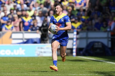 Warrington Wolves 'tan Matty Ashton, 19 Mayıs 2024' te İngiltere 'nin St. Helens Stadyumu' nda oynanan ve Huddersfield Giants 'ın Warrington Wolves' a karşı oynadığı Betfred Challenge Kupası yarı final maçında ilk hamlesini yaptı.