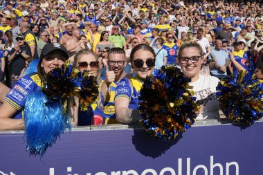 Warrington Wolves taraftarları, 19 Mayıs 2024 'te İngiltere' de oynanan Wicked Stadyumu 'nda oynanan ve Huddersfield Giants' ın Warrington Wolves 'a karşı oynadığı yarı final maçı sonrasında zaferlerini kutluyorlar.