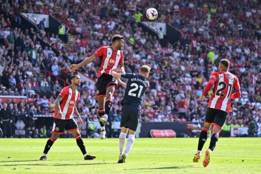 Sheffield United takımından Auston Trusty, Premier League maçında Sheffield United 'ın Tottenham Hotspur' a karşı oynadığı Bramall Lane, Sheffield, İngiltere 'de 19 Mayıs 2024' te oynanan maçta topu sürüyor. 