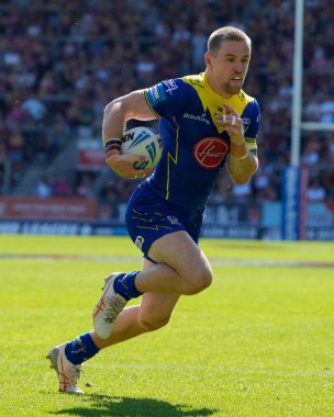 Warrington Kurtları 'ndan Matt Dufty, 19 Mayıs 2024' te Birleşik Krallık 'ın Wicked Stadyumu' nda oynanan Betfred Challenge Kupası yarı final maçı Huddersfield Giants 'a karşı Warrington Wolves maçında gol atmak için yarışıyor.