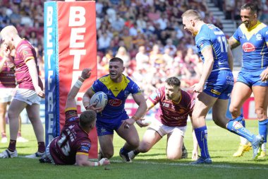 Warrington Wolves 'tan Danny Walker, 19 Mayıs 2024' te İngiltere 'nin başkenti St Helens' te oynanan Betfred Challenge Kupası yarı final maçında Huddersfield Giants 'a karşı Warrington Wolves maçında gol atmak için yola çıkışını kutluyor.