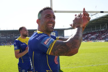Warrington Wolves 'tan Paul Vaughan, 19 Mayıs 2024' te Birleşik Krallık 'ın başkenti St Helens' te oynanan Betfred Challenge Kupası yarı final maçı sonrasında taraftarları selamlıyor.