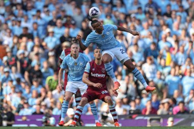 Manchester City 'den Manuel Akanji, 19 Mayıs 2024' te Etihad Stadyumu 'nda oynanan Premier League maçında Manchester City-West Ham United maçında topun başına geçti. 