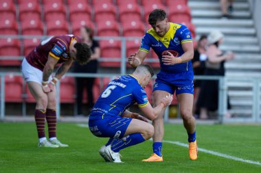 Matty Ashton, 19 Mayıs 2024 'te Birleşik Krallık' ın Wicked Stadyumu 'nda oynanan Betfred Challenge Kupası yarı final maçı Huddersfield Giants vs Warrington Wolves maçında Williams' ın ardından Warrington Wolves takımından George Williams ile kutlama yapıyor.