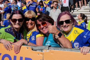 Warrington Wolves taraftarları, 19 Mayıs 2024 'te İngiltere' de oynanan Wicked Stadyumu 'nda oynanan ve Huddersfield Giants' ın Warrington Wolves 'a karşı oynadığı yarı final maçı sonrasında zaferlerini kutluyorlar.