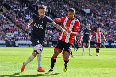 Tottenham Hotspur 'dan James Maddison ve Sheffield United' dan Vinicius Souza, Premier League maçında Sheffield United ile Tottenham Hotspur Bramall Lane, Sheffield, Birleşik Krallık 'ta 19 Mayıs 2024' te karşı karşıya geldiler. 