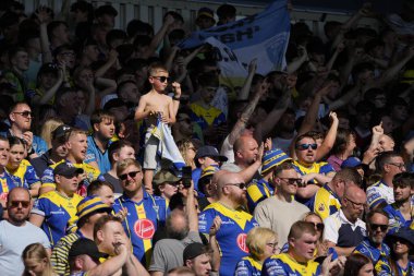 Warrington Wolves taraftarları, 19 Mayıs 2024 'te İngiltere' de oynanan Wicked Stadyumu 'nda oynanan ve Huddersfield Giants' ın Warrington Wolves 'a karşı oynadığı yarı final karşılaşmasında kazandığı galibiyeti kutluyorlar.