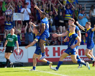 Warrington Wolves oyuncuları, 19 Mayıs 2024 'te İngiltere' nin başkenti St Helens 'te oynanan Betfred Challenge Cup yarı final maçında Warrington Wolves' a karşı oynadıkları maçı Warrington Wolves 'tan Matt Dufty ile kutluyor.