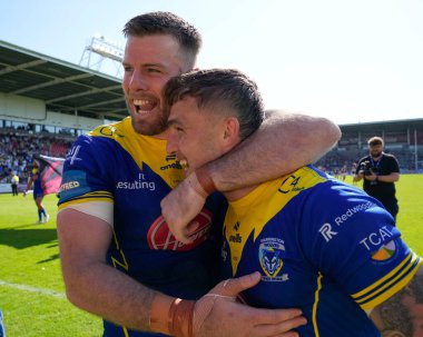 Warrington Wolves 'tan Lachlan Fitzgibbon, 19 Mayıs 2024' te İngiltere 'nin başkenti St Helens' te oynanan Betfred Challenge Kupası yarı final maçı sonrasında Warrington Wolves 'a karşı Sam Powell' ın galibiyetini kutluyor.