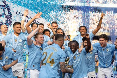 Kyle Walker ile Kevin De Bruyne, Jack Grealish, Jrmy Doku ve John Stones Premier League maçı sırasında Manchester City - West Ham United Etihad Stadyumu, Manchester, İngiltere, 19 Mayıs 2024