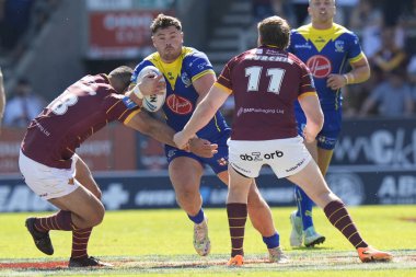 Warrington Wolves takımından Joe Philbin, 19 Mayıs 2024 'te İngiltere' nin başkenti St Helens 'te oynanan Betfred Challenge Kupası yarı final maçında Huddersfield Giants ve Warrington Wolves maçında Huddersfield Giants' ı savundu.