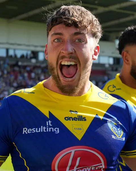Warrington Wolves 'tan Matty Ashton, 19 Mayıs 2024' te İngiltere 'nin St. Helens kentinde oynanan Betfred Challenge Kupası yarı final maçı Huddersfield Giants' a karşı Warrington Wolves maçını kutluyor.