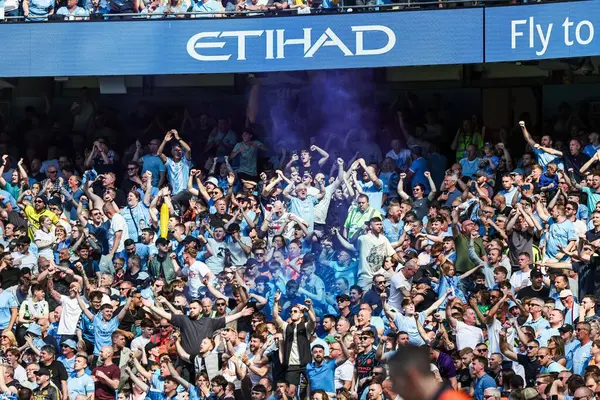 Man City taraftarları Premier League maçının ilk yarısındaki ilk golü Manchester City-West Ham United maçında Etihad Stadyumu, Manchester, İngiltere, 19 Mayıs 2024 'te kutladı. 