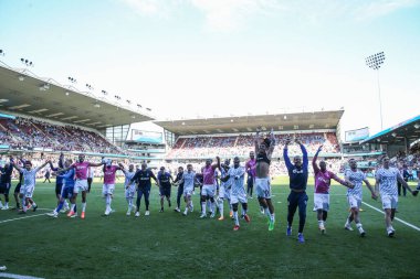 Nottingham Forest oyuncuları takımlarının Premier Lig maçını 19 Mayıs 2024 'te Burnley, Burnley, İngiltere' de Nottingham Ormanı 'na karşı oynadığı maçta Premier Lig futbolunu kazanmasını kutluyorlar.