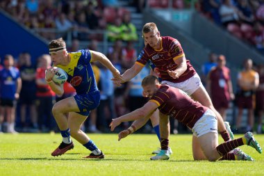 Warrington Wolves takımından Josh Thewlis, 19 Mayıs 2024 'te İngiltere' nin başkenti St Helens 'te oynanan Betfred Challenge Kupası yarı final maçında Huddersfield Giants ve Warrington Wolves maçında Huddersfield Giants' ın savunmasını geçti.
