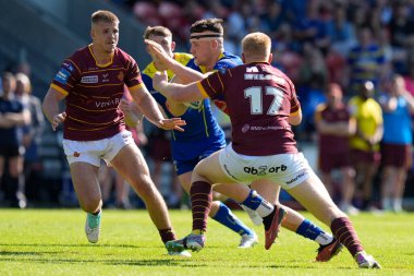 Warrington Wolves takımından Josh Thewlis, 19 Mayıs 2024 'te İngiltere' nin başkenti St Helens 'te oynanan Betfred Challenge Kupası yarı final maçında Huddersfield Giants ve Warrington Wolves maçında Huddersfield Giants' ın savunmasını geçti.