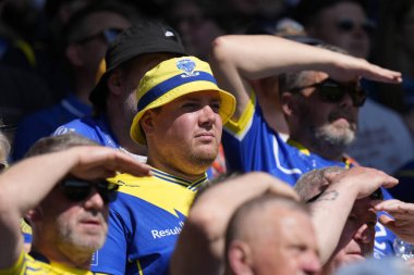 Warrington Wolves taraftarları, 19 Mayıs 2024 'te Birleşik Krallık' ın başkenti St Helens 'te oynanan Betfred Challenge Cup yarı final maçında maçı izliyorlar.