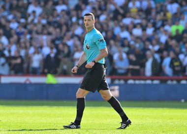Hakem Andy Madley, Premier Lig maçı sırasında Sheffield United Tottenham Hotspur 'a karşı Bramall Lane, Sheffield, İngiltere, 19 Mayıs 2024 