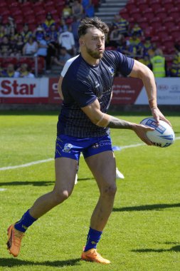 Warrington Wolves 'tan Matty Ashton, 19 Mayıs 2024' te İngiltere 'nin St. Helens kentinde oynanan ve Wicked Stadyumu' nda oynanan Huddersfield Giants ve Warrington Wolves arasındaki yarı final karşılaşmasından önce ısınıyor.
