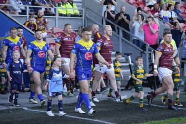 Warrington Wolves 'un kaptanı George Williams, 19 Mayıs 2024' te Birleşik Krallık 'ın başkenti St Helens' te oynanan Betfred Challenge Kupası yarı final maçı Huddersfield Giants 'a karşı Warrington Wolves maçından önce takımından ayrıldı.