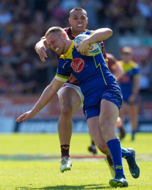 Huddersfield Giants takımından Tui Lolohea, 19 Mayıs 2024 'te İngiltere' nin St. Helens Stadyumu 'nda oynanan Betfred Challenge Kupası yarı final karşılaşmasında Ben Currie' ye karşı oynuyor.