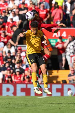 Liverpool 'dan Virgil van Dijk ve Wolverhampton Wanderers' dan Joo Gomes 19 Mayıs 2024 'te Anfield, Liverpool' da Liverhampton Wanderers 'a karşı oynanan Premier League maçında top için mücadele ediyorlar. 