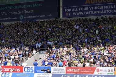Warrington Wolves taraftarları, 19 Mayıs 2024 'te İngiltere' de oynanan Wicked Stadyumu 'nda oynanan ve Huddersfield Giants' ın Warrington Wolves 'a karşı oynadığı Betfred Challenge Kupası yarı final maçından önce kendi taraflarında tezahürat yapıyorlar.