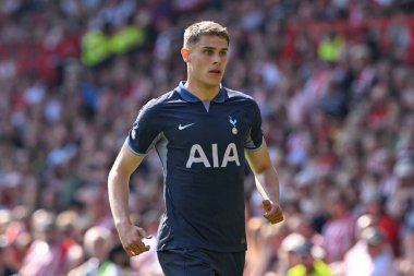 Tottenham Hotspur 'dan Micky van de Ven, Premier League maçı sırasında Sheffield United Tottenham Hotspur' a karşı Bramall Lane, Sheffield, İngiltere, 19 Mayıs 2024 