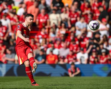 Liverpool 'dan Andrew Robertson, 19 Mayıs 2024' te İngiltere 'nin Liverpool kentinde Wolverhampton Wanderers' a karşı oynanan Premier League maçında pas attı. 
