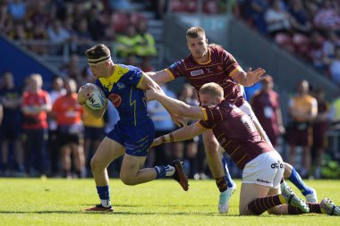Warrington Wolves takımından Josh Thewlis, 19 Mayıs 2024 'te İngiltere' nin başkenti St Helens 'te oynanan Betfred Challenge Kupası yarı final maçında Huddersfield Giants ve Warrington Wolves maçında Huddersfield Giants' ın savunmasını geçti.