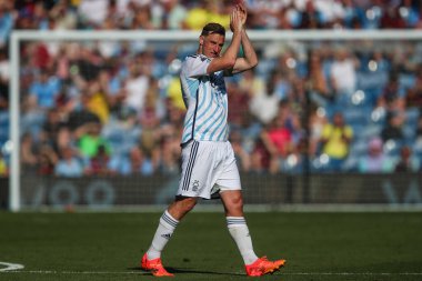 Nottingham Ormanı 'ndan Chris Wood, 19 Mayıs 2024' te İngiltere 'nin Turf Moor kentinde oynanan Premier League maçında Burnley ve Nottingham Ormanı arasındaki gezgin taraftarları alkışlıyor.