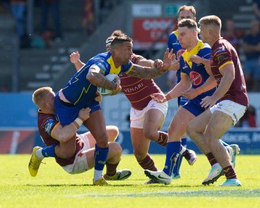 Warrington Wolves takımından Paul Vaughan, 19 Mayıs 2024 'te Birleşik Krallık' ın başkenti St Helens 'te oynanan Betfred Challenge Kupası yarı final maçında Huddersfield Giants ve Warrington Wolves maçında Huddersfield Giants' ı savundu.