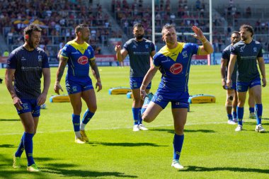 Warrington Wolves 'dan Stefan Ratchford ve Josh Drinkwater, 19 Mayıs 2024' te İngiltere 'nin Wicked Stadyumu' nda oynanan Betfred Challenge Kupası yarı final maçı Huddersfield Giants ve Warrington Wolves maçından önce ısındılar.