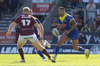 Warrington Wolves takımından Paul Vaughan, 19 Mayıs 2024 'te Birleşik Krallık' ın başkenti St Helens 'te oynanan Betfred Challenge Kupası yarı final maçında Huddersfield Giants ve Warrington Wolves maçında Huddersfield Giants' ı savundu.