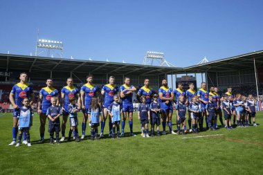 Warrington Wolves 'un oyuncuları 19 Mayıs 2024' te İngiltere 'nin St. Helens şehrinde oynanan ve Wicked Stadyumu' nda oynanan Huddersfield Giants ile Warrington Wolves arasındaki yarı final karşılaşmasından önce sıraya girdiler.