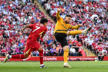 Wolverhampton Wanderers takımından Matt Doherty, 19 Mayıs 2024 'te Anfield, Liverpool, İngiltere' de oynanan Premier League maçında topu temizledi. 